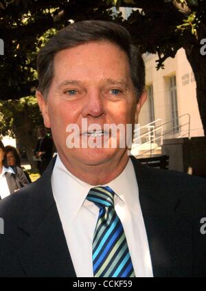 25. November 2010 - Austin, Texas, USA - TOM DELAY, eines der mächtigsten und trennenden republikanische Gesetzgeber jemals zu kommen aus Texas, der Geldwäsche Gebühren in einem Versuch, verurteilt wurde fünf Jahre nach seiner Anklage hier ihn zum Rücktritt als Mehrheitsführer im Haus Scheidungseltern zwang Stockfoto