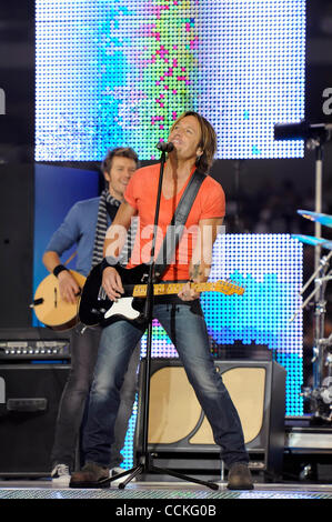 25. November 2010 - Arlington, Texas, Vereinigte Staaten von Amerika - Country-Musik-Superstar Keith Urban führt die Halbzeit-Show, wie die New Orleans Saints die Dallas Cowboys 20-6 im Cowboys Stadium in Arlington, Texas führen. (Kredit-Bild: © Steven Leija/Southcreek Global/ZUMAPRESS.com) Stockfoto