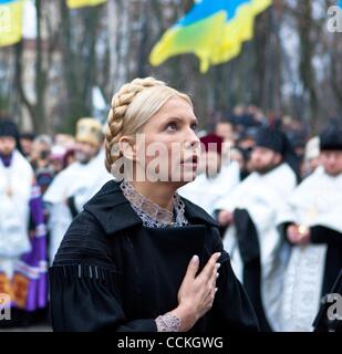 27. November 2010 - Kiew, Ukraine - der ehemalige Premierminister YULIA TYMOSHENKO besucht eine politischer Repressionen Speicher-Tages-Veranstaltung in Kiew. Der ehemalige ukrainische Premierminister Yulia Tymoshenko (Führer der oppositionellen Partei Batkivshchina) hat angekündigt, dass die Generalstaatsanwaltschaft der Ukraine Furth gelegt hat Stockfoto