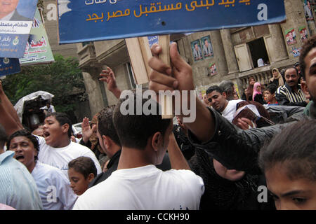 28. November 2010 - Kairo, Ägypten - 20101128 - Kairo, Ägypten -... Verfechter der NDP Kandidaten in die Gartenstadt waren geärgert zu singen, als der Kandidat der Opposition Gamila Ismael ankamen, um auf das Wahllokal-Verfahren zu überprüfen.  Sie berichtete, dass ihre Nummer auf dem Stimmzettel und zusammengeklebt wurde ihr s Stockfoto