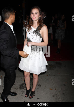 15. November 2010 - New York, NY, USA - Leighton Meester verlassen der 7. jährlichen CFDA / Vogue Fashion Fund Awards (Credit-Bild: © Dan Herrick/ZUMAPRESS.com) Stockfoto