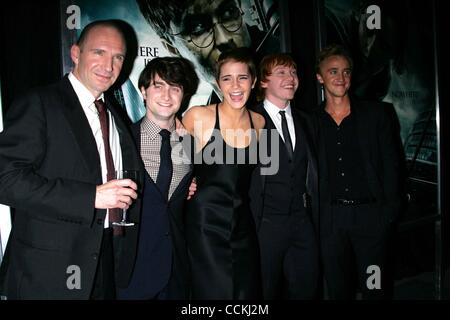 15. November 2010 - New York, New York, USA - RALPH FIENNES DANIEL RADCLIFFE, EMMA WATSON, RUPERT GRINT und TOM FELTON ankommen für die Premiere von "Harry Potter und die Heiligtümer des Todes Teil I'' in der Alice Tully Hall im Lincoln Center in New York am 15. November 2010... K66806SN (Kredit-Bild: © Sharon geb. Stockfoto