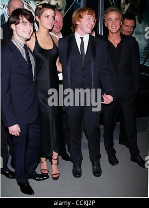 15. November 2010 - New York, New York, USA - DANIEL RADCLIFFE, EMMA WATSON, RUPERT GRINT und TOM FELTON ankommen für die Premiere von "Harry Potter und die Heiligtümer des Todes Teil I'' in der Alice Tully Hall im Lincoln Center in New York am 15. November 2010... K66806SN (Kredit-Bild: © Sharon Neetles/Globe Pho Stockfoto