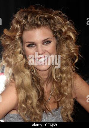 ANNALYNNE MCCORD kommt für die Premiere des Films "Burlesque" im chinesischen Theater. (Kredit-Bild: © Lisa O'Connor/ZUMApress.com) Stockfoto