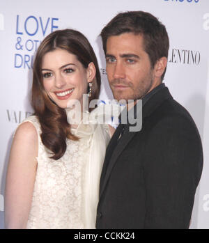 16. November 2010 - New York, New York, US - Schauspielerin ANNE HATHAWAY und Schauspieler JAKE GYLLENHAAL besuchen New York special Screening von "Love and Other Drugs" im DGA Theater statt. (Bild Kredit: Nancy Kaszerman/ZUMApress.com ©) Stockfoto