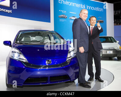 John Mendal executive vice President von Honda USA und Takanobu Ito, Präsident und CEO der Honda Motor, stellen neben der Prototyp von der Honda Fit EV auf der LA Auto Show 2010. Stockfoto