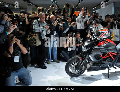 17. November 2010 - Los Angeles, Kalifornien, USA. Journalist, Reporter und Fotografen versammeln, um Fotos der neuen 2011 Ducati Testastertta II, die 1. eins in den USA auf dem Display während der LA Auto show in Los Angeles CA. 2010 (Credit-Bild: © Gene Blevins/ZUMApress.com) Stockfoto