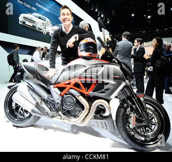 17. November 2010 - Los Angeles, Kalifornien, USA. Moto GP 2006 Champion Bike Racer Nicky Hayden posiert mit neuen 2011 Ducati Testastertta II, die 1. eins in den USA auf dem Display während der LA Auto show in Los Angeles CA. 2010 (Credit-Bild: © Gene Blevins/ZUMApress.com) Stockfoto