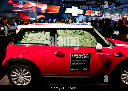 17. November 2010 - Los Angeles, Kalifornien, USA - A Mini Cooper mit amerikanischen Währung auf der LA Auto Show 2010 gefüllt. Stockfoto