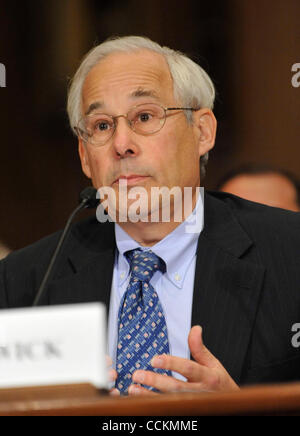 17. November 2010 zeugt - Washington, DC, USA - DR. DONALD BERWICK, Leiter des Centers for Medicare & Medicaid Services, während einer Anhörung des Finanzausschusses im Senat am 17. November 2010. (Kredit-Bild: © Jay Mallin/ZUMAPRESS.com) Stockfoto