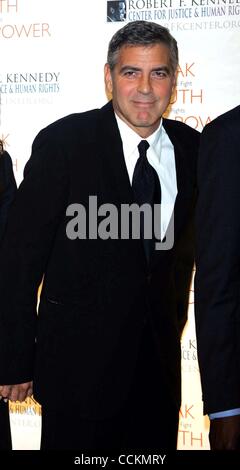 17. November 2010 - New York, New York, USA - GEORGE CLOONEY und Freundin Elisabetta Canalis kommen für das Robert F. Kennedy Center für Gerechtigkeit und Menschenrechte 2010 Ripple Of Hope Awards Dinner bei Chelsea Piers in New York am 17. November 2010. .. K66823SN. (Kredit-Bild: © Sharon Neetles/Globe Ph Stockfoto