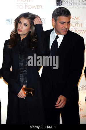 17. November 2010 - New York, New York, USA - GEORGE CLOONEY und Freundin Elisabetta Canalis kommen für das Robert F. Kennedy Center für Gerechtigkeit und Menschenrechte 2010 Ripple Of Hope Awards Dinner bei Chelsea Piers in New York am 17. November 2010. .. K66823SN. (Kredit-Bild: © Sharon Neetles/Globe Ph Stockfoto