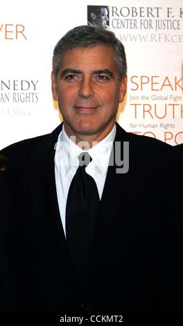 17. November 2010 - New York, New York, USA - GEORGE CLOONEY kommt für Robert F. Kennedy Center für Gerechtigkeit und Menschenrechte 2010 Ripple Of Hope Awards Dinner bei Chelsea Piers in New York am 17. November 2010. .. K66823SN. (Kredit-Bild: © Sharon Neetles/Globe Photos/ZUMApress.com) Stockfoto