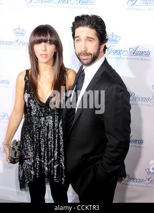 10. November 2010 - besuchen New York, New York, USA - 10. November 2010, Schauspieler DAVID SCHWIMMER und seine Frau ZOE BUCKMAN 2010 Princess Grace Awards Gala bei Cipriani 42nd Street statt. (Bild Kredit: Nancy Kaszerman/ZUMApress.com ©) Stockfoto