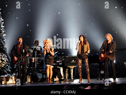 11. November 2010 - Nashville, Tennessee; USA - (L-R) Sänger JIMI WESTBROOK, KIMBERLY SCHALPMAN, KAREN FAIRCHILD und PHILLIP SWEET der Band LITTLE BIG TOWN führt als Teil des CMA Land Weihnachten TV taping, die stattfand in der Bridgestone Arena in der Innenstadt von Nashville gelegen.   Copyr Stockfoto