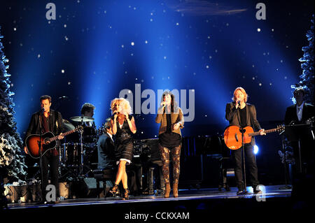 11. November 2010 - Nashville, Tennessee; USA - (L-R) Sänger JIMI WESTBROOK, KIMBERLY SCHALPMAN, KAREN FAIRCHILD und PHILLIP SWEET der Band LITTLE BIG TOWN führt als Teil des CMA Land Weihnachten TV taping, die stattfand in der Bridgestone Arena in der Innenstadt von Nashville gelegen.   Copyr Stockfoto