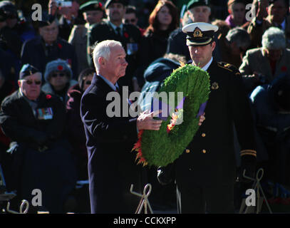 11. November 2010 - Ottawa, Ontario, Kanada - Generalgouverneur DAVID JOHNSTON legt einen Kranz nieder während der Erinnerung-Tag Zeremonie an der National War Memorial in Ottawa. (Kredit-Bild: © Kamal Sellehuddin/ZUMApress.com) Stockfoto