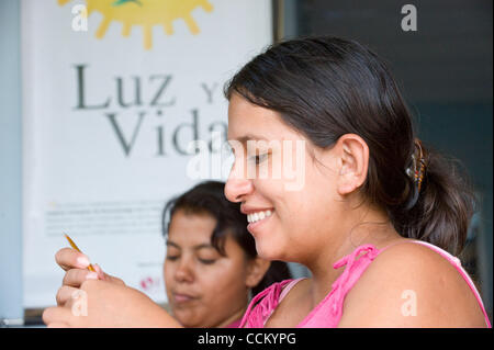 11. November 2010 - Bucaramanga, Kolumbien Bucaramanga, Kolumbien, 10. November 2010 - Hand Nähen Basteln, die sie später verkaufen können an die Luz y Vida (Licht und Leben) Genossenschaft gehören sie zu, diese Frauen, alle von ihnen Vertriebene in Kolumbien, sind ihren Lebensunterhalt zu verdienen von ihren Bemühungen in der Stadt Stockfoto