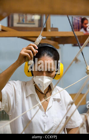 11. November 2010 benutzen - Bucaramanga, Kolumbien Bucaramanga, Kolumbien, 10. November 2010 - Frauen von der Luz y Vida (Licht und Leben) kooperative Webstühle in der Fabrik in der Stadt Bucaramanga, Kolumbien, Kunsthandwerk zu weben. Die Genossenschaft unterstützt mit Material und Ausrüstung von einem internationalen ai Stockfoto