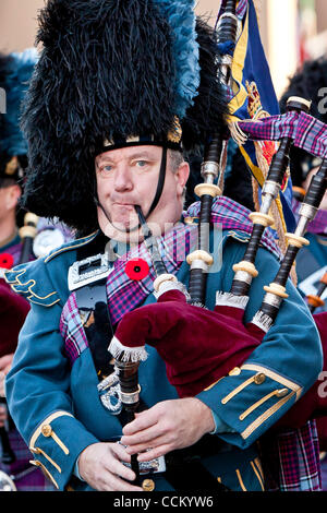 11. November 2010 - Ottawa, Ontario, Kanada - 11. November 2010: Mehrere verschiedene Abteilungen des Militärs und viele Kriegsveteranen waren während einer Remembrance Day Parade und die Zeremonie in der Innenstadt von Ottawa, Ontario, Kanada. (Kredit-Bild: © Leon Switzer/Southcreek Global/ZUMApress.com) Stockfoto