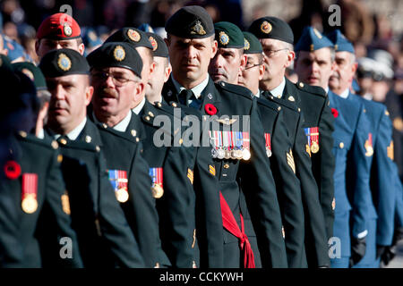 11. November 2010 - Ottawa, Ontario, Kanada - 11. November 2010: Mehrere verschiedene Abteilungen des Militärs und viele Kriegsveteranen waren während einer Remembrance Day Parade und die Zeremonie in der Innenstadt von Ottawa, Ontario, Kanada. (Kredit-Bild: © Leon Switzer/Southcreek Global/ZUMApress.com) Stockfoto