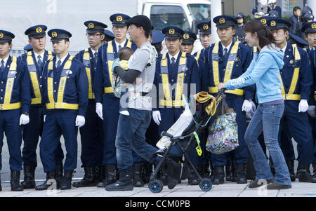 13. November 2010 bewachen - Yokohama, Japan - Polizei Männer steht während der APEC in Yokohama, Japan. Die APEC-Gipfel findet am 13. und 14. November statt. (Kredit-Bild: © Junko Kimura/Jana Press/ZUMApress.com) Stockfoto