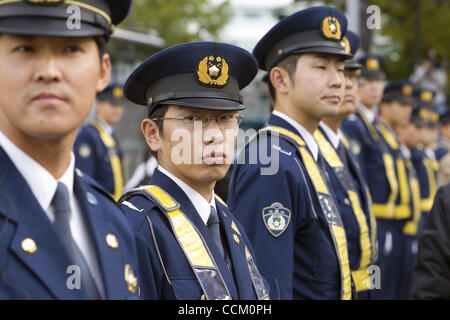 13. November 2010 bewachen - Yokohama, Japan - Polizei Männer steht während der APEC in Yokohama, Japan. Die APEC-Gipfel findet am 13. und 14. November statt. (Kredit-Bild: © Junko Kimura/Jana Press/ZUMApress.com) Stockfoto