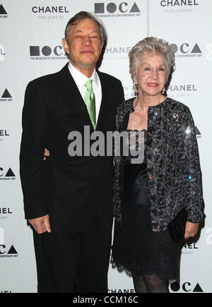 13. November 2010 abgehaltenen - Los Angeles, Kalifornien, US - Schauspieler MICHAEL YORK und Frau PATRICIA McCALLUM auf der Museum der zeitgenössischen Kunst präsentiert "Des Künstlers Museum Happening" MOCA. (Kredit-Bild: © Lisa O'Connor/ZUMApress.com) Stockfoto