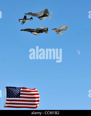 13. November 2010 bestehend aus (L-R) p-51 Mustang, f-22 Raptor, f-4 Phantom und f-86 Sabre in Aktion während der 2010 Aviation Nation Air Show auf Nellis Air Force Base Samstag, 13. November 2010 in Las Vegas Nevada - Las Vegas, Nevada, USA - The Air Combat Command Heritage flight. (Bild Kredit: Stockfoto