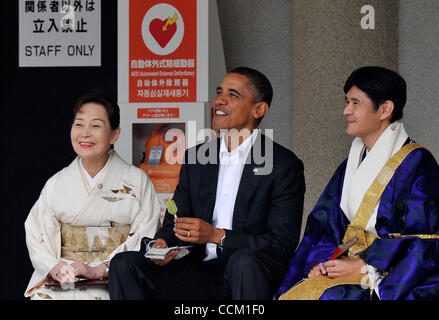 13. November 2010 - Kamakura, Japan - US-Präsident Barack Obama genießt ein Eis, wie er mit Takao Sato (R), leitender Mönch des Kotoku-in Tempel und Michiko Sato (L), der Direktor des Tempels, während seines Besuchs in der große Buddha von Kamakura in Kamakura, Präfektur Kanagawa, Japan, 14 November plaudert Stockfoto