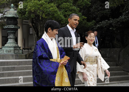 13. November 2010 - Kamakura, Japan - uns Präsident Barack Obama mit Takao Sato (L), leitender Mönch des Tempels Kotoku-in chats und Michiko Sato (R), der Direktor des Tempels, am Ende seines Besuchs bei der große Buddha von Kamakura in Kamakura, Präfektur Kanagawa, Japan, 14. November 2010. Obama-Besuch Stockfoto