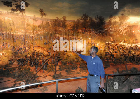 13. November 2010 - Atlanta, GA, USA - ATLANTA, GA - NOVEMBER 12: Yakingma Robinson beschreibt Aspekte der Malerei und Diorama Darstellung der Schlacht von Atlanta Cyclorama Bürgerkrieg-Museum in Atlanta, Georgia auf Freitag, 12. November 2010. Das Sesquicentennial des Bürgerkrieges ist im Jahr 2011. FOTO C Stockfoto