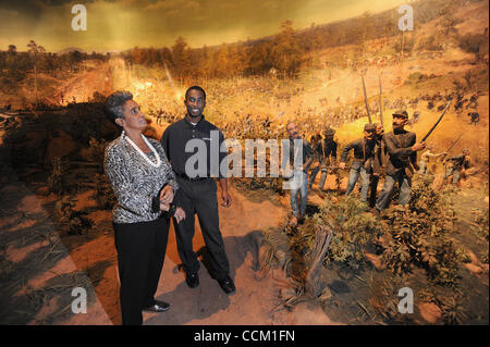 13. November 2010 - Atlanta, GA, USA - ATLANTA, GA - NOVEMBER 12: Yakingma Robinson, rechts, und Camille Love im Cyclorama Civil War Museum in Atlanta, Georgia auf Freitag, 12. November 2010. Das Sesquicentennial des Bürgerkrieges ist im Jahr 2011. Bildnachweis: ERIK S. weniger für die NEW YORK TIMES (Credit Stockfoto