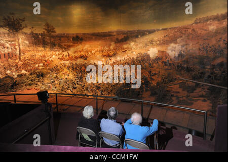 13. November 2010 - Atlanta, GA, USA - ATLANTA, GA - NOVEMBER 12: Besucher nehmen das Panoramabild und Diorama Darstellung der Schlacht von Atlanta Cyclorama Bürgerkrieg-Museum in Atlanta, Georgia auf Freitag, 12. November 2010. Das Sesquicentennial des Bürgerkrieges ist im Jahr 2011. BILDNACHWEIS: ERIK Stockfoto