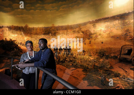 13. November 2010 - Atlanta, GA, USA - ATLANTA, GA - NOVEMBER 12: Yakingma Robinson, rechts, und Camille Love im Cyclorama Civil War Museum in Atlanta, Georgia auf Freitag, 12. November 2010. Das Sesquicentennial des Bürgerkrieges ist im Jahr 2011. Bildnachweis: ERIK S. weniger für die NEW YORK TIMES (Credit Stockfoto