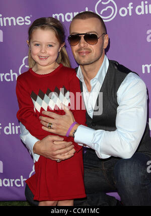 13. November 2010 - Los Angeles, Kalifornien, USA - Schauspieler JOEY LAWRENCE & Tochter Charlie, die Ankunft in der 5. jährlichen März der Groschen Feier des Babys Mittagessen im Four Seasons Hotel statt. (Kredit-Bild: © Lisa O'Connor/ZUMApress.com) Stockfoto