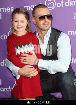 13. November 2010 - Los Angeles, Kalifornien, USA - Schauspieler JOEY LAWRENCE & Tochter Charlie, die Ankunft in der 5. jährlichen März der Groschen Feier des Babys Mittagessen im Four Seasons Hotel statt. (Kredit-Bild: © Lisa O'Connor/ZUMApress.com) Stockfoto