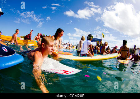 14. November 2010. Kauai. ANDY IRONS Denkmal Paddel. Mick Fanning (Kredit-Bild: Noyle/A-Frame/ZUMAPRESS.com) Stockfoto