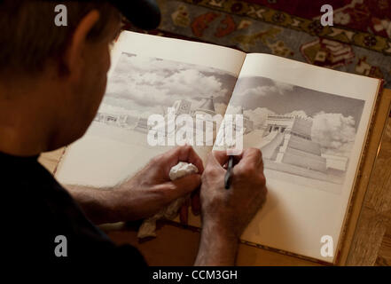 4. November 2010 - Fort Worth, Texas, USA - 05.11.2010. SCOTT GENTLING Künstlers auf Tuschezeichnungen, die Teil eines Buches von Tuschezeichnungen sind schuf er die Innenstadt in der Maya-Kultur vor der Ankunft von Cortez-Armee, die berechtigt ist '' ein Reed-Jahr "(Credit-Bild: © ZUMA Ralph Lauer/ZUMA Stockfoto