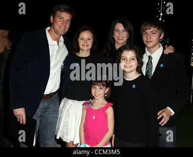 PETER KRAUSE, SARAH RAMOS, SAVANNAH PAIGE RAE, MAX BURKHOLDER, MILES HEIZER & LAUREN GRAHAM kommt für den 8. jährlichen "Acts of Love" Autismus bei CAA zu unterstützen. (Kredit-Bild: © Lisa O'Connor/ZUMApress.com) Stockfoto