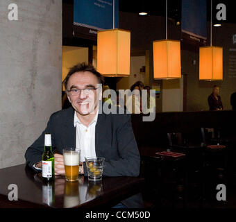 6. November 2010 - Denver, Colorado, USA - britische Regisseur DANNY BOYLE posiert für ein Foto nach dem Empfang des Bürgermeisters Career Achievement Award während der 33.. Denver Film Festival in Denver Colorado. (Kredit-Bild: © Hector Acevedo/Zuma Press) Stockfoto