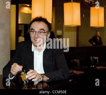 6. November 2010 - Denver, Colorado, USA - britische Regisseur DANNY BOYLE posiert für ein Foto nach dem Empfang des Bürgermeisters Career Achievement Award während der 33.. Denver Film Festival in Denver Colorado. (Kredit-Bild: © Hector Acevedo/Zuma Press) Stockfoto