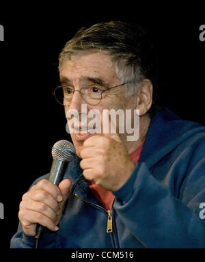 6. November 2010 - Denver, Colorado, USA - Schauspieler ELLIOTT GOULD beantwortet Fragen zum Festival Gönner während einer Q&A-Sitzung nach der Verleihung der John Cassavetes Award während des 33. Starz Denver Film Festival. (Kredit-Bild: © Hector Acevedo/Zuma Press) Stockfoto