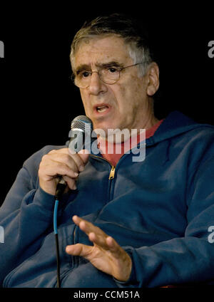 6. November 2010 - Denver, Colorado, USA - Schauspieler ELLIOTT GOULD beantwortet Fragen zum Festival Gönner während einer Q&A-Sitzung nach der Verleihung der John Cassavetes Award während des 33. Starz Denver Film Festival. (Kredit-Bild: © Hector Acevedo/Zuma Press) Stockfoto