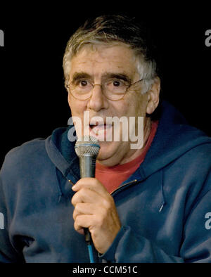 6. November 2010 - Denver, Colorado, USA - Schauspieler ELLIOTT GOULD beantwortet Fragen zum Festival Gönner während einer Q&A-Sitzung nach der Verleihung der John Cassavetes Award während des 33. Starz Denver Film Festival. (Kredit-Bild: © Hector Acevedo/Zuma Press) Stockfoto