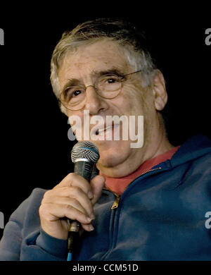 6. November 2010 - Denver, Colorado, USA - Schauspieler ELLIOTT GOULD beantwortet Fragen zum Festival Gönner während einer Q&A-Sitzung nach der Verleihung der John Cassavetes Award während des 33. Starz Denver Film Festival. (Kredit-Bild: © Hector Acevedo/Zuma Press) Stockfoto