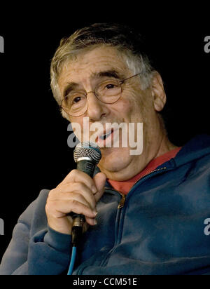 6. November 2010 - Denver, Colorado, USA - Schauspieler ELLIOTT GOULD beantwortet Fragen zum Festival Gönner während einer Q&A-Sitzung nach der Verleihung der John Cassavetes Award während des 33. Starz Denver Film Festival. (Kredit-Bild: © Hector Acevedo/Zuma Press) Stockfoto