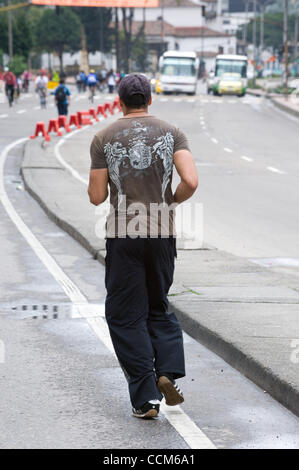 7. November 2010 - Bogotá, Kolumbien - Bogota, Kolumbien, 7. November 2010 - A Jogger nutzt die Ciclovia in Bogota, an einem Sonntagmorgen auszuüben. Jeden Sonntag und Feiertag mehr als 70 Meilen von Stadtstraßen, Kfz-Verkehr für sieben Stunden, um die Bewohner zu Fuß und e können geschlossen werden Stockfoto