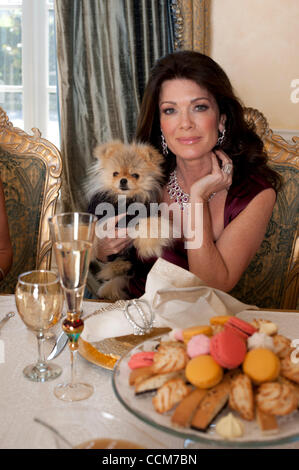 8. November 2010 - Beverly Hills, CA, USA - The Real Housewives Of Beverly Hills Besetzung genießen. Thanksgiving-Dinner bei Adrienne Maloofs nach Hause... LISA VANDERPUMP & GIGGY (Kredit-Bild: © Lisa Rose/ZUMAPRESS.com) Stockfoto