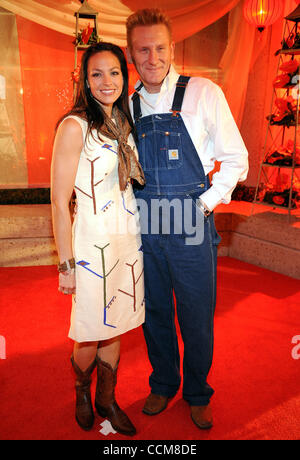 9. November 2010 - Nashville, Tennessee; USA - Musiker JOEY MARTIN FEEK und RORY LEE FEEK des Duos Joey und Rory kommen auf dem roten Teppich bei den 58. Annual BMI Land Awards, die am BMI Gebäude stattfand.  Copyright 2010 Jason Moore. (Kredit-Bild: © Jason Moore/ZUMApress.com) Stockfoto